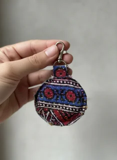 آویز پارچه‌ای دست‌دوز طرح سنتی | تک‌نسخه‌ای